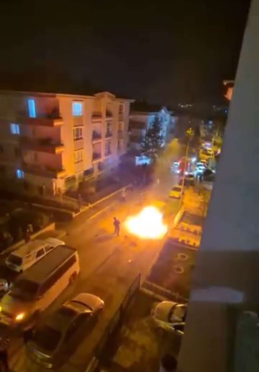 bosanma asamasindaki esi tarafindan evi kursunlandi araci yakildi 8 AeEBskh2