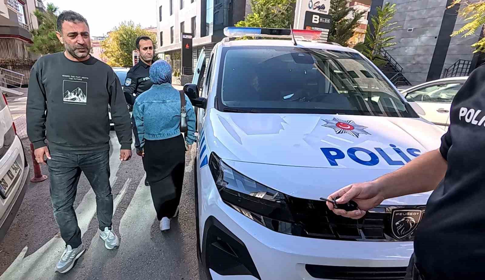 bosanma asamasindaki esinin arabasinin camini kirdi soka ugrayan kadin kadesle kurtuldu 1 MPGVhFwG