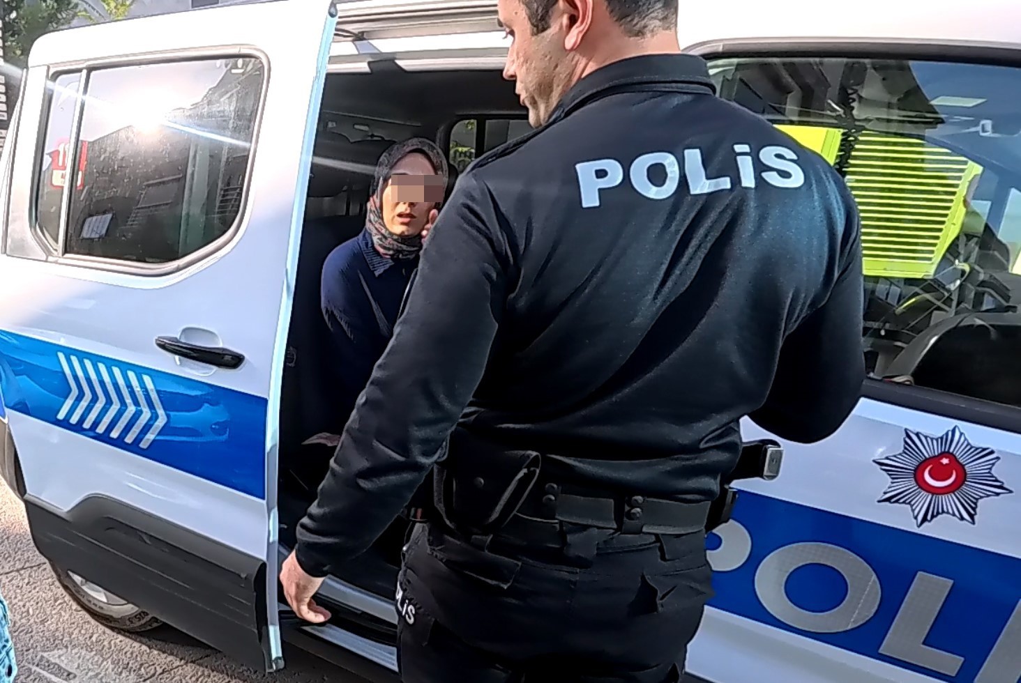 bosanma asamasindaki esinin arabasinin camini kirdi soka ugrayan kadin kadesle kurtuldu 2 Xm49b96j