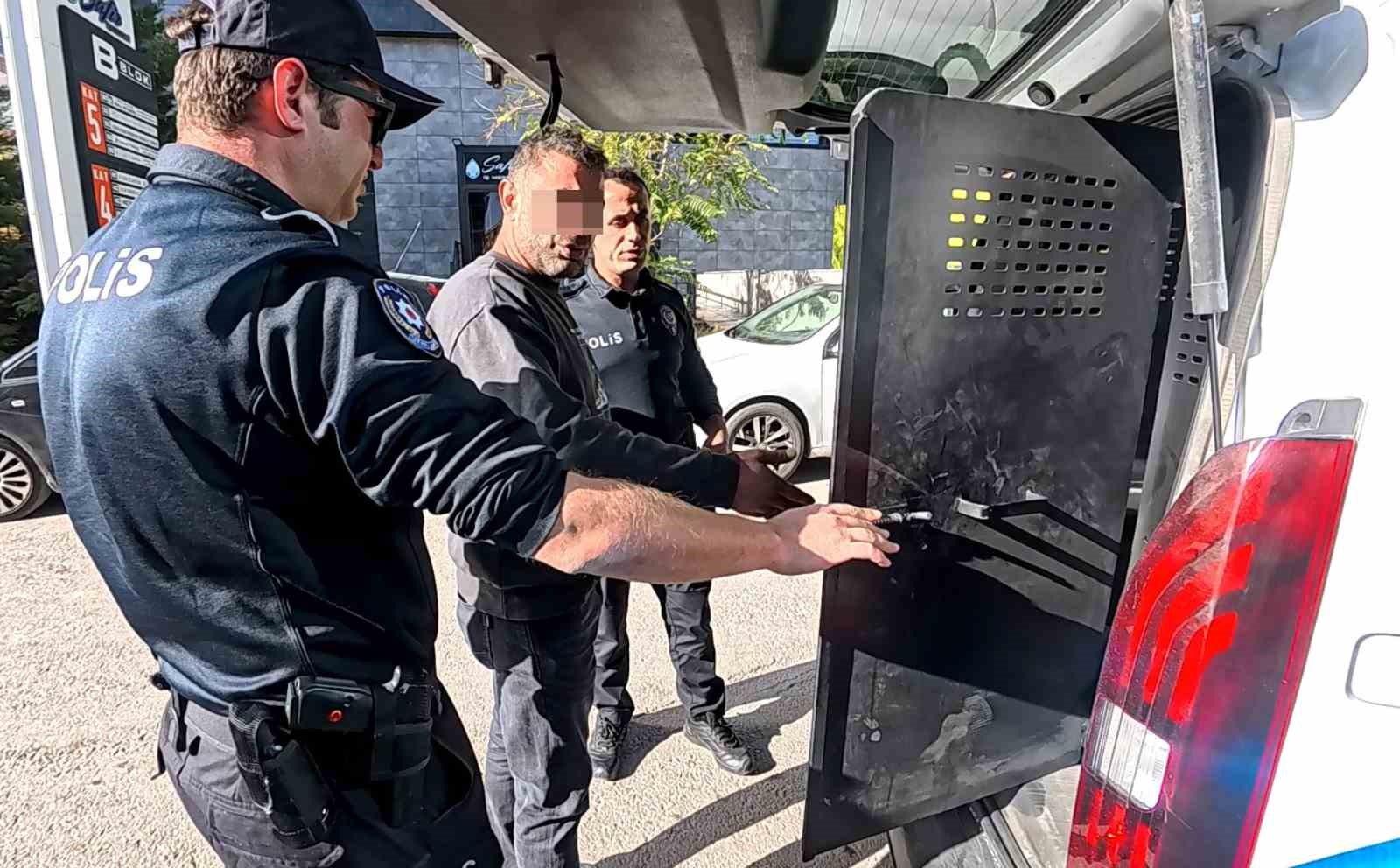 bosanma asamasindaki esinin arabasinin camini kirdi soka ugrayan kadin kadesle kurtuldu 3 tZ1efttL