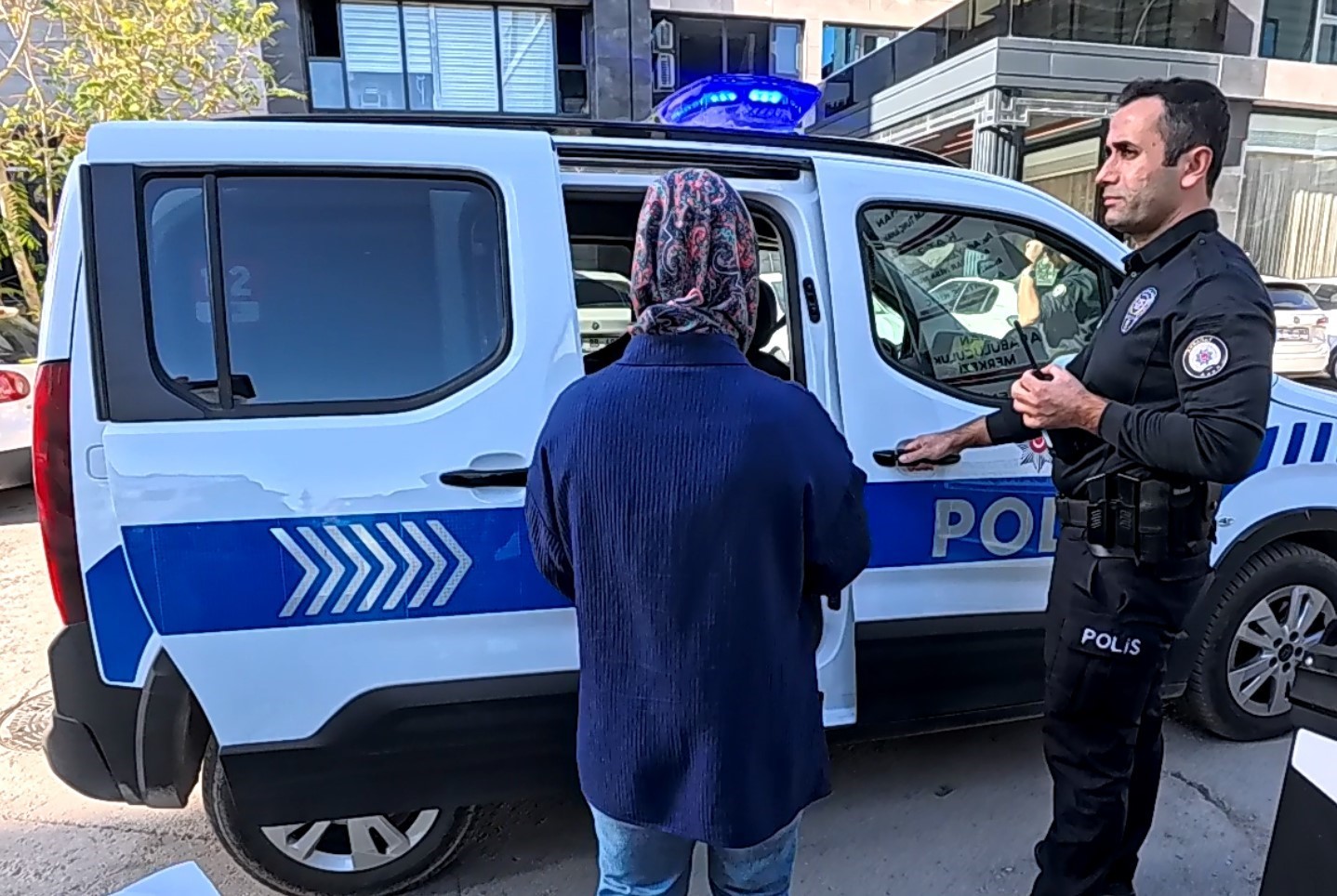 bosanma asamasindaki esinin arabasinin camini kirdi soka ugrayan kadin kadesle kurtuldu 4 3H8sn2w9