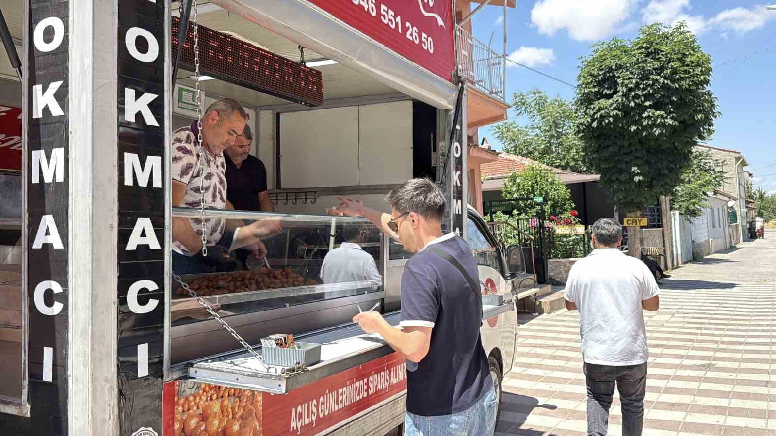 Boşanmasını lokma dağıtarak kutladı 5 bosanmasini lokma dagitarak kutladi 1 niKastHW