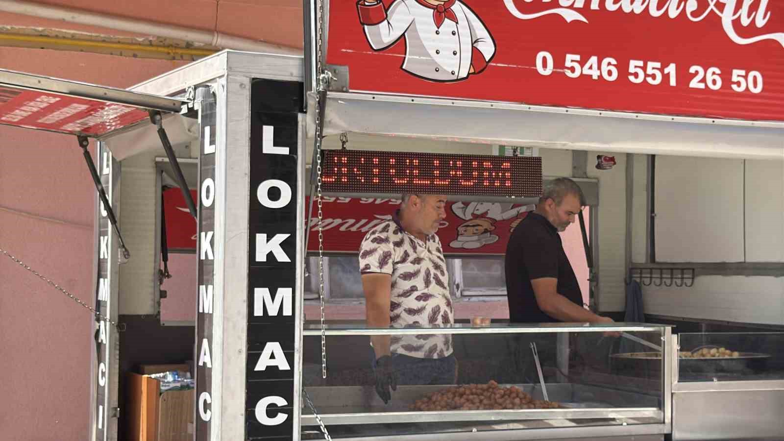 Boşanmasını lokma dağıtarak kutladı 6 bosanmasini lokma dagitarak kutladi 2 78WqYhhM