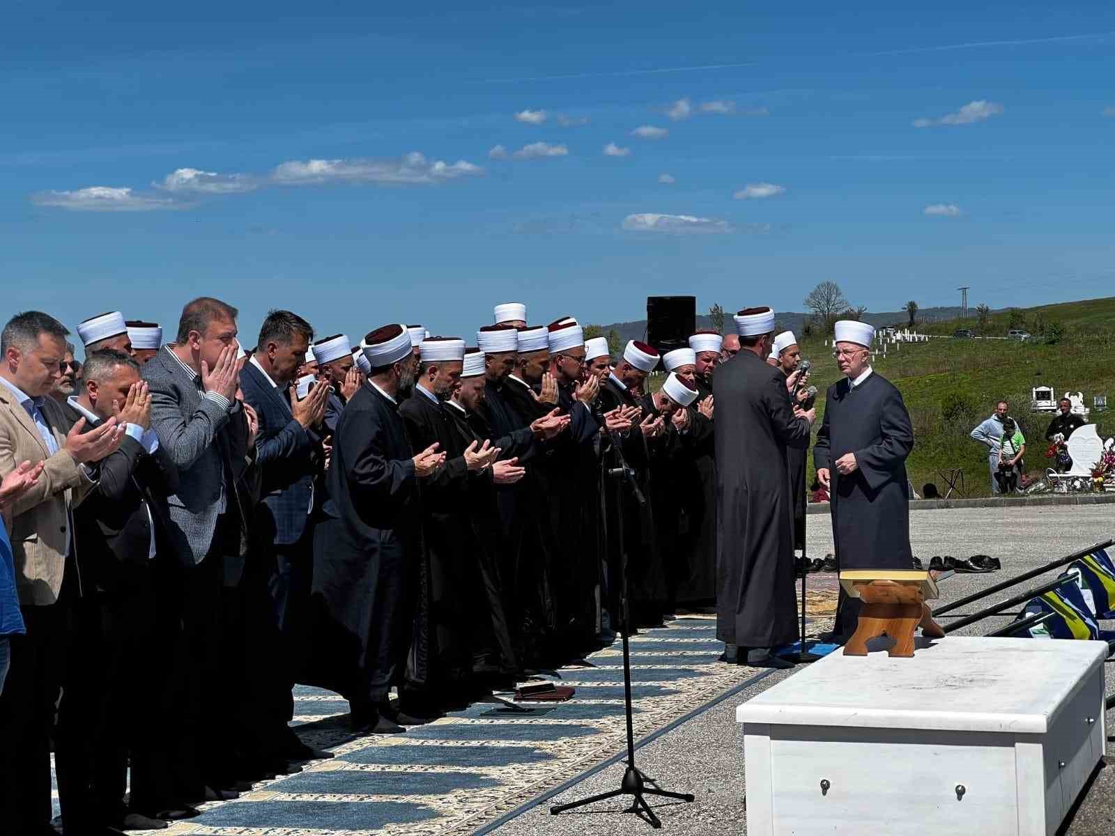 bosna hersek savasi sirasinda oldurulen 6 kisi topraga verildi 2