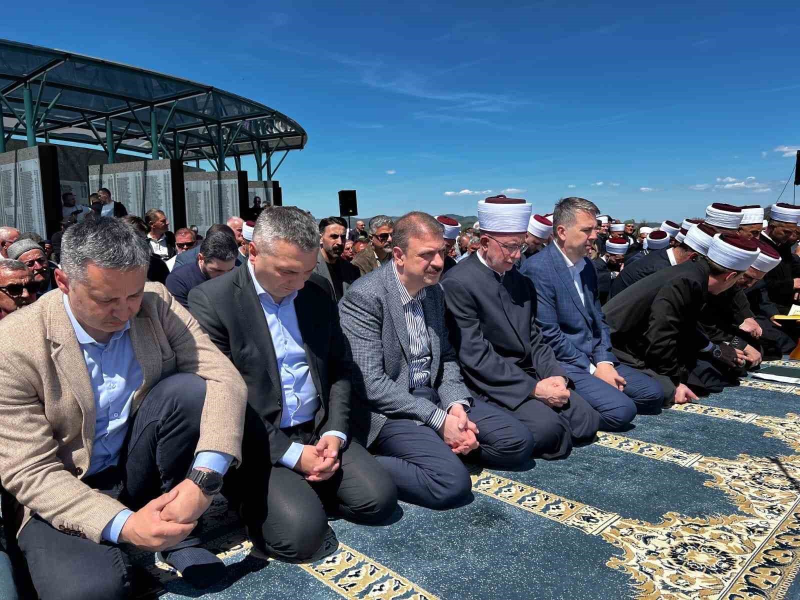 bosna hersek savasi sirasinda oldurulen 6 kisi topraga verildi 3 8NvWeZev