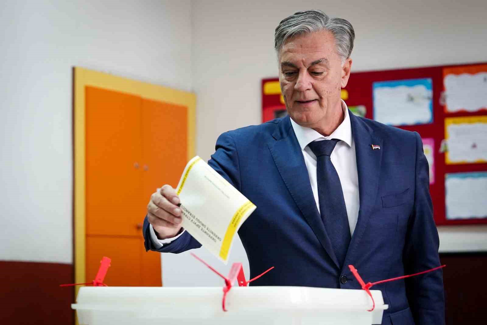 bosnali sirplar entite baskanini secmek icin sandik basinda 8 6bktzEFJ