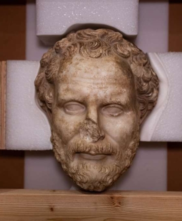 boubonun-kayip-imparatoru-mermer-demosthenes-basi-ve-duver-pismis-toprak-levhalari-turkiyeye-donuyor-QmDqylOV.jpg