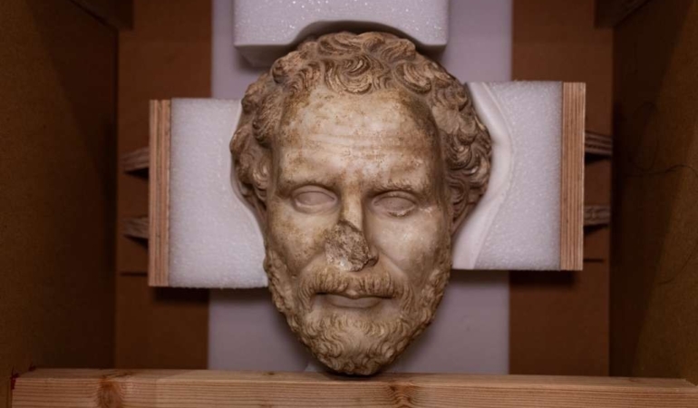 boubonun-kayip-imparatoru-mermer-demosthenes-basi-ve-duver-pismis-toprak-levhalari-turkiyeye-donuyor-QmDqylOV.jpg
