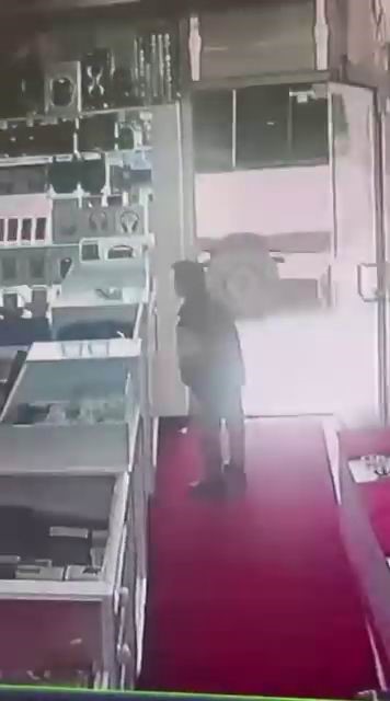 boyle hirsizlik gorulmedi masanin ustune cikip vitrindeki telefonlari alarak kacti 1 HGBXOV7u