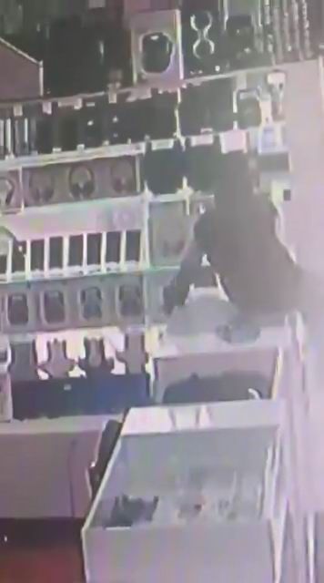 boyle hirsizlik gorulmedi masanin ustune cikip vitrindeki telefonlari alarak kacti 2 NdH4lEfl