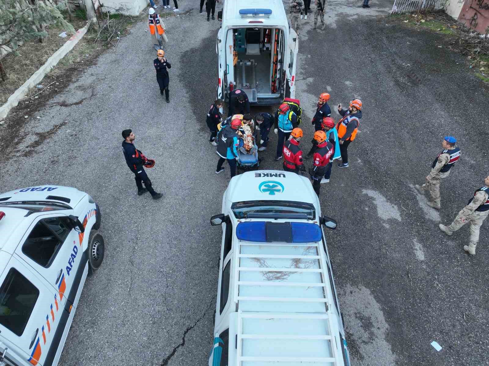 boyle tatbikat gorulmedi rollerine kendilerini kaptirip bagirmaya basladilar 4 y6WIs7W6