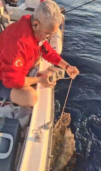 Böyle vicdansızlık görülmedi: "Deniz kaplumbağasının ayağına kaldırım taşı bağlamışlar" 4 boyle vicdansizlik gorulmedi deniz kaplumbagasinin ayagina kaldirim tasi baglamislar 0 4zarH5rO