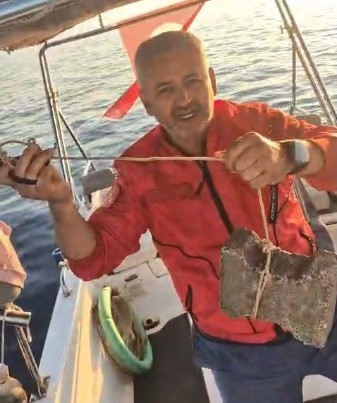 Böyle vicdansızlık görülmedi: "Deniz kaplumbağasının ayağına kaldırım taşı bağlamışlar" 7 boyle vicdansizlik gorulmedi deniz kaplumbagasinin ayagina kaldirim tasi baglamislar 3 kzSwb8pQ