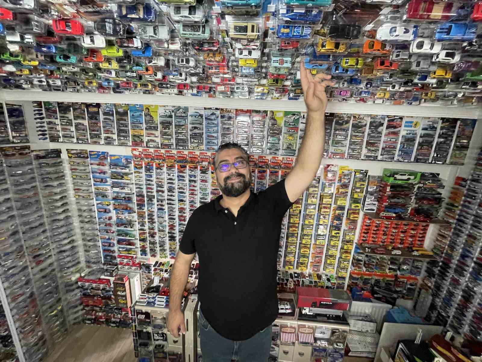Böylesi görülmedi, evinde 15 bin maket otomobiliyle yaşıyor 5 boylesi gorulmedi evinde 15 bin maket otomobiliyle yasiyor 1 hkVB4gVM