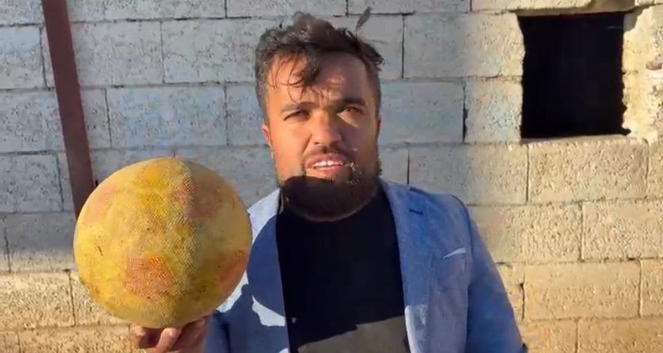 Boyu kısa ama yeteneği büyük: Mesafe tanımadan futbol topuyla her hedefi tutturuyor 6 boyu kisa ama yetenegi buyuk mesafe tanimadan futbol topuyla her hedefi tutturuyor 2