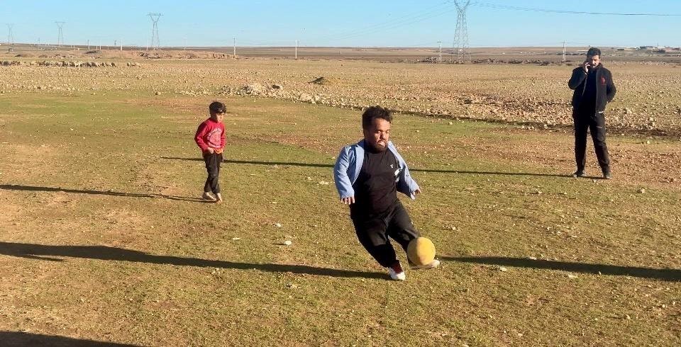 Boyu kısa ama yeteneği büyük: Mesafe tanımadan futbol topuyla her hedefi tutturuyor 7 boyu kisa ama yetenegi buyuk mesafe tanimadan futbol topuyla her hedefi tutturuyor 3 PvS3N9Lj
