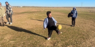 boyu-kisa-ama-yetenegi-buyuk-mesafe-tanimadan-futbol-topuyla-her-hedefi-tutturuyor-zqRk5MbA.jpg