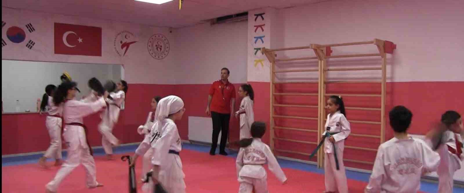 boyu uzasin diye taekwandoya giden siirtli elif moldovada aldin madalya kazandi 2 ALJOfN7Y