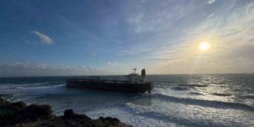 bozcaadada-karaya-oturan-tanker-12-gun-sonra-kurtarildi-17TL553i.jpg