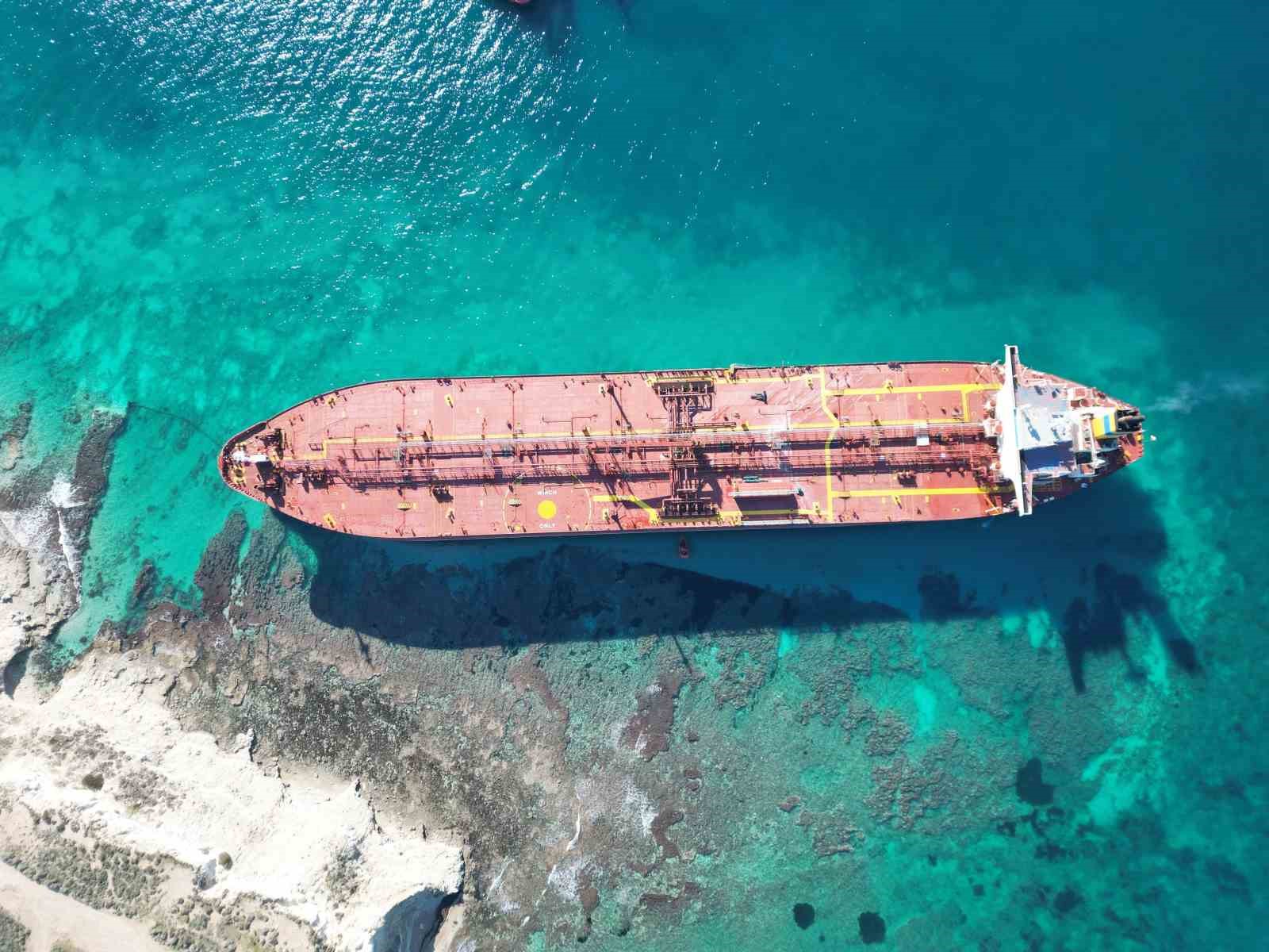 bozcaadada karaya oturan tankerin kurtarma calismalari dron ile goruntulendi 1 uN2rJHAS