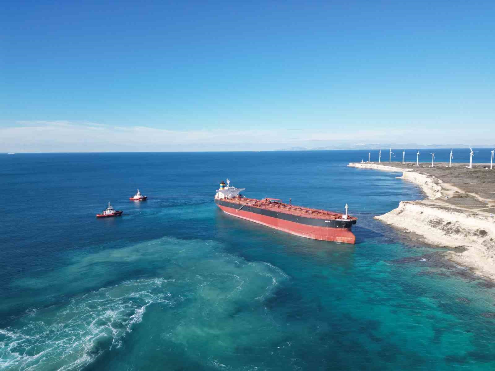 bozcaadada karaya oturan tankerin kurtarma calismalari dron ile goruntulendi 2