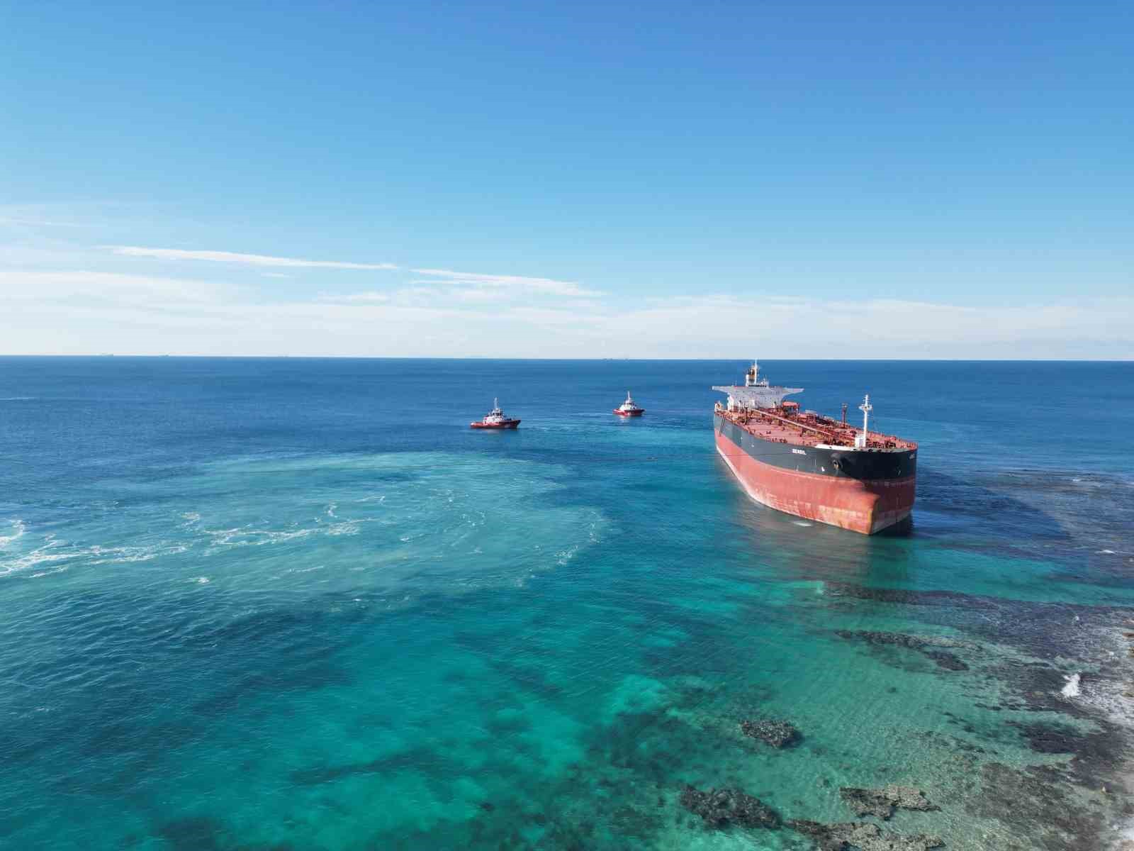 bozcaadada karaya oturan tankerin kurtarma calismalari dron ile goruntulendi 5 aaHREHBZ