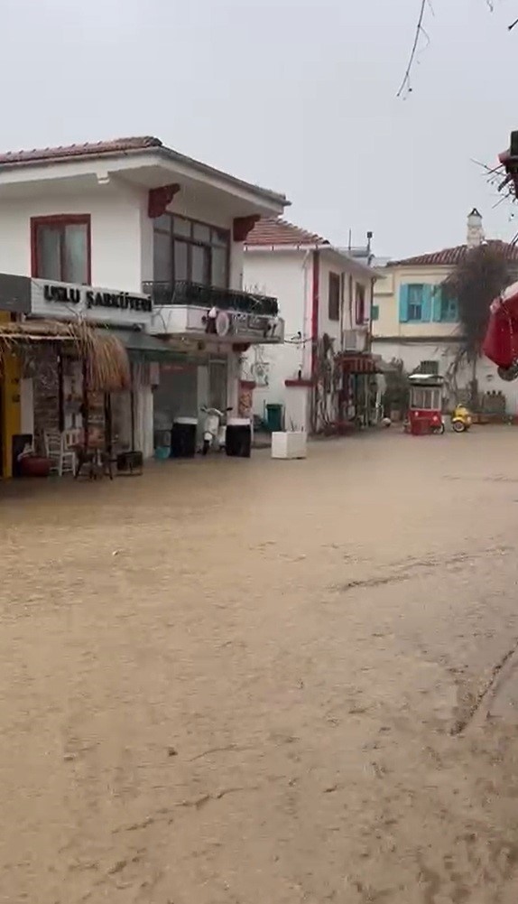 bozcaadada sokaklar gole dondu 3