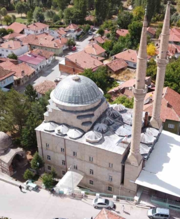 bozokun-sessiz-tanigi-16-yuzyildan-gunumuze-cerkez-bey-turbesi-WdJMzaW1.jpg