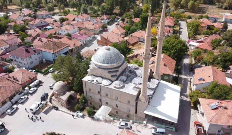 bozokun-sessiz-tanigi-16-yuzyildan-gunumuze-cerkez-bey-turbesi-WdJMzaW1.jpg