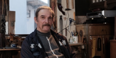 bozulan-kemencesini-tamir-ederken-usta-oldu-ed1mhvnT.jpg