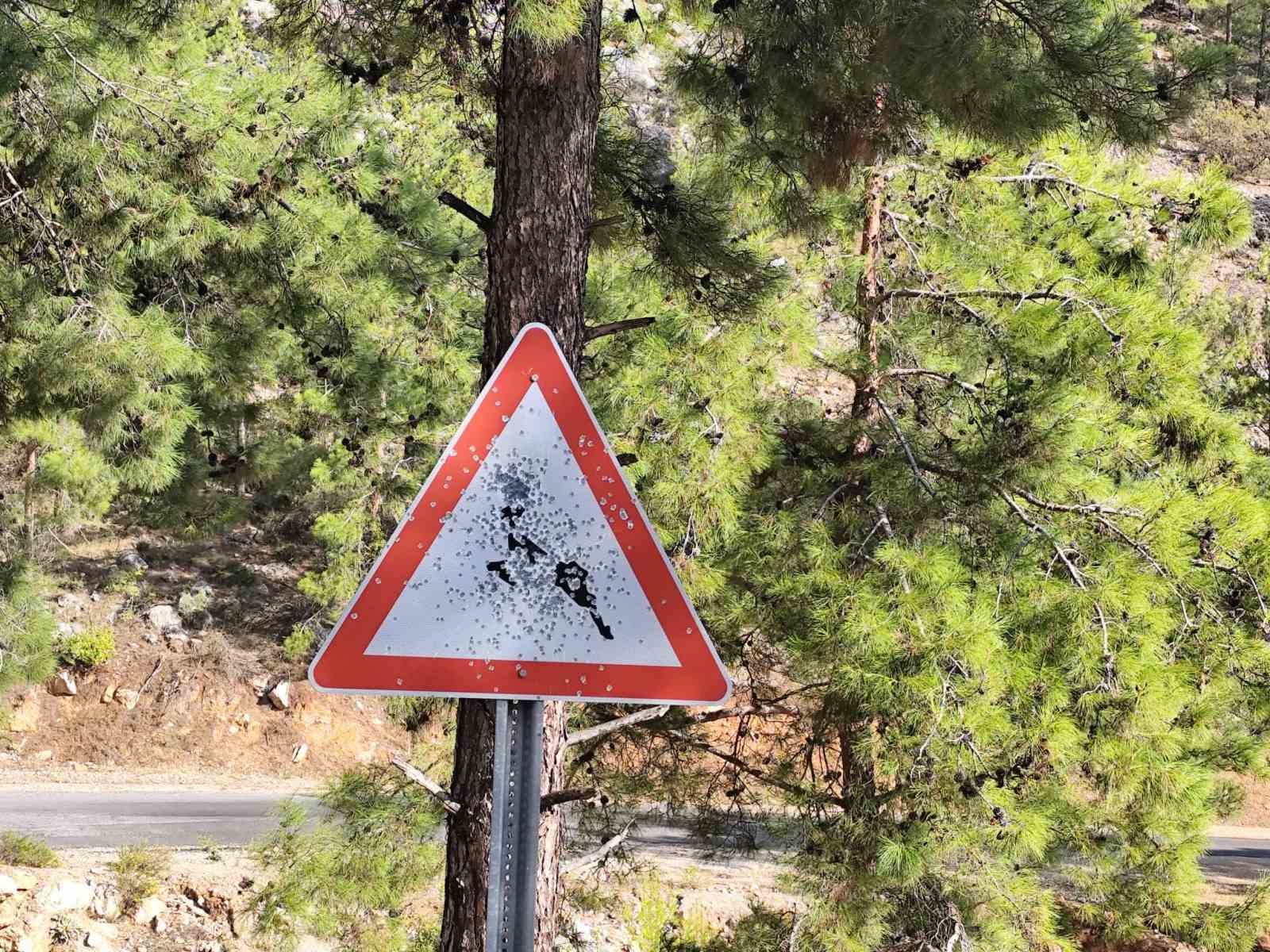 bozyazi yayla yolunda trafik levhalarina kursunlu saldiri 0 MnQiMAlm