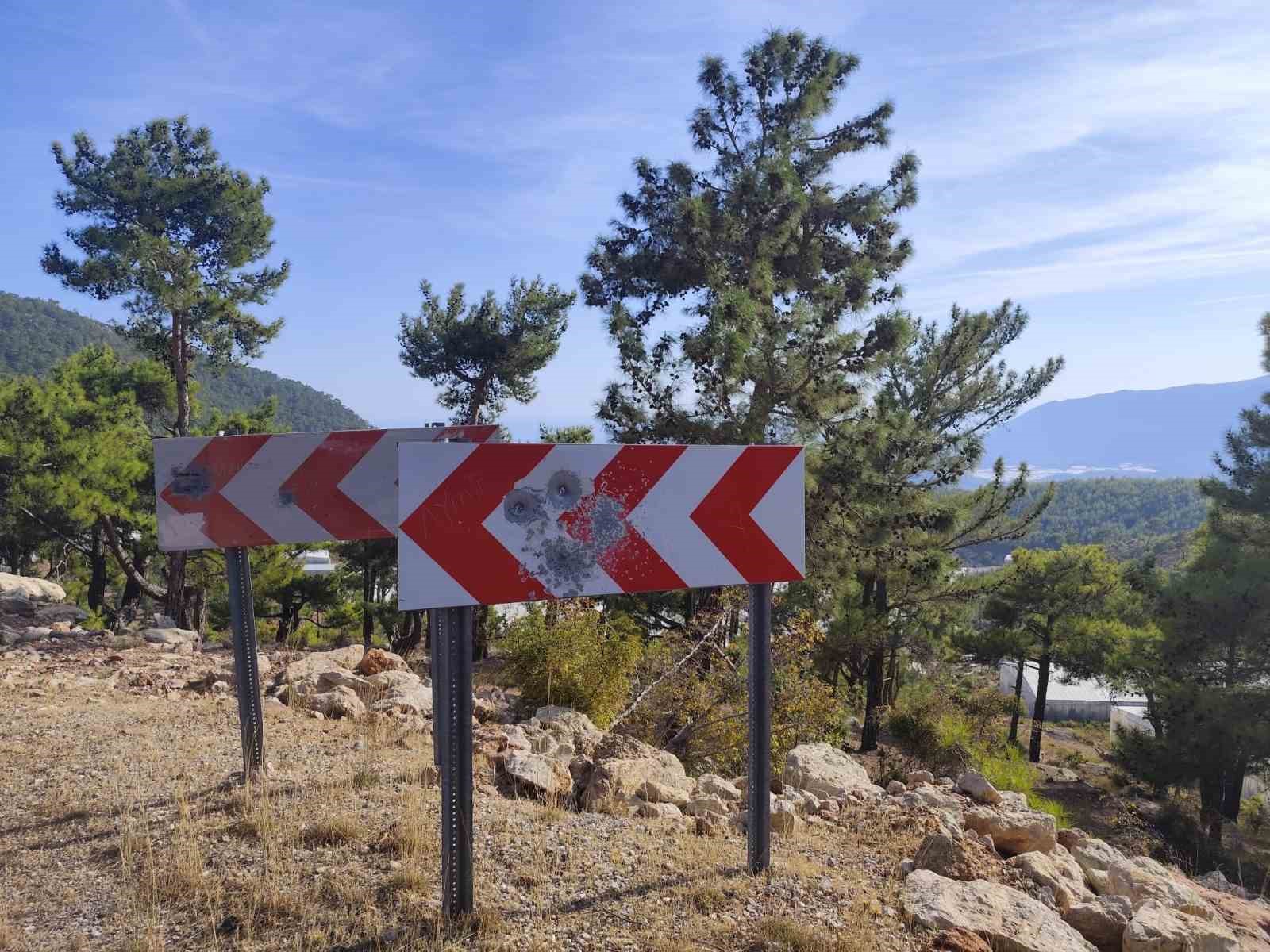 bozyazi yayla yolunda trafik levhalarina kursunlu saldiri 2 tsX3n8jJ