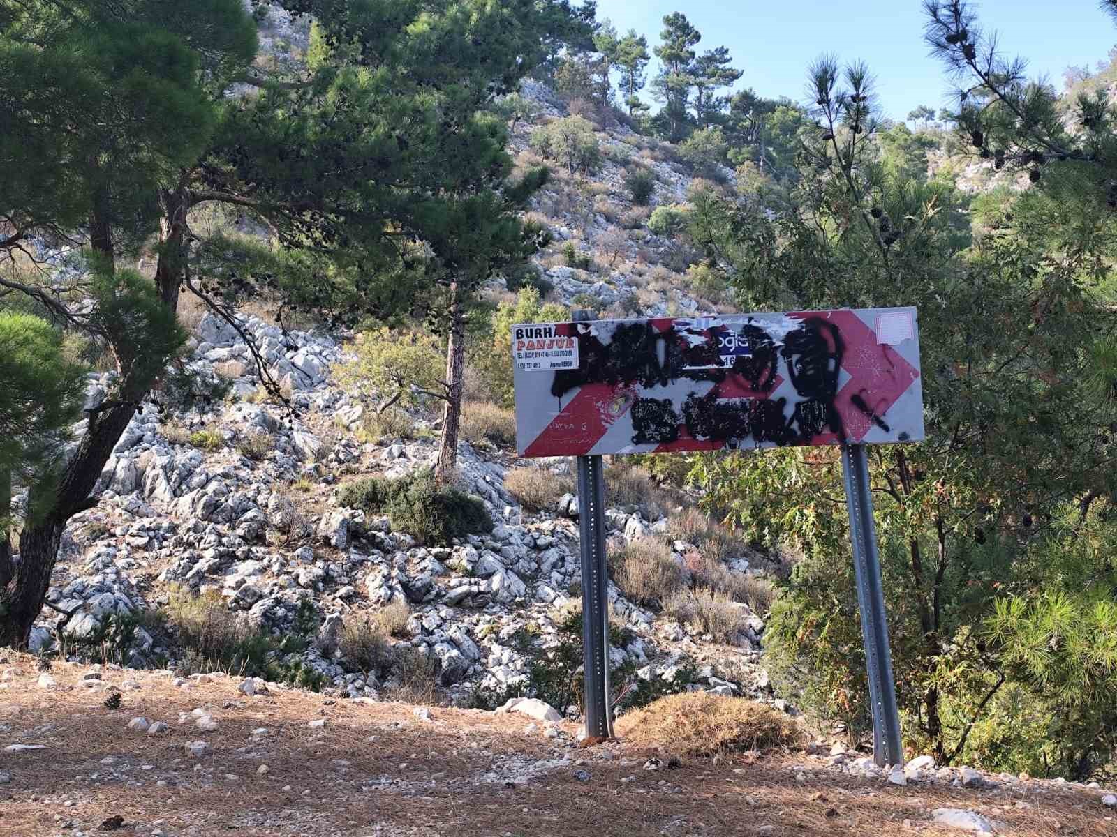 bozyazi yayla yolunda trafik levhalarina kursunlu saldiri 3 4PJ2qb2M