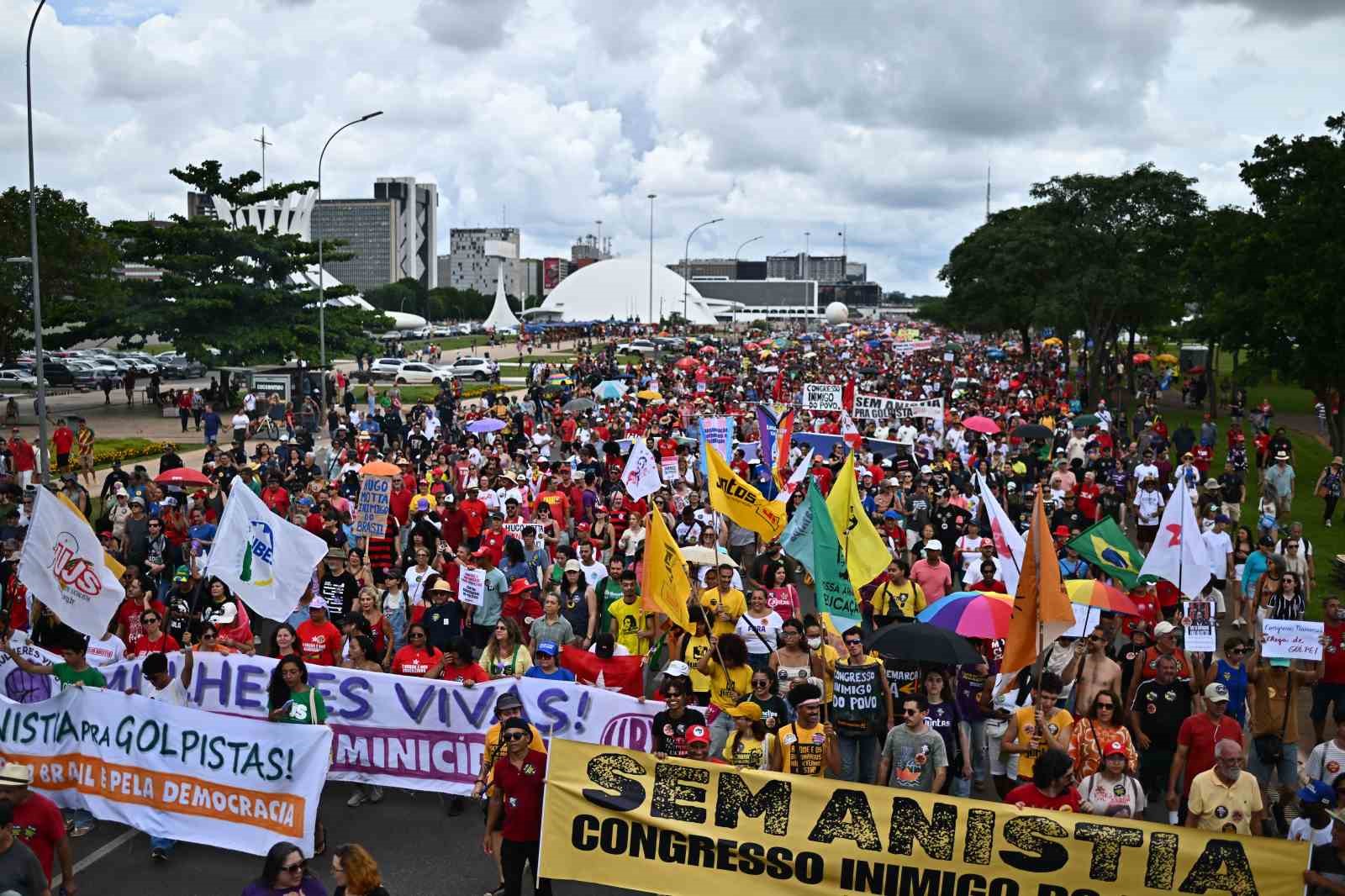 brezilyada binlerce kisi bolsonaro icin ceza indirimine karsi sokakta 1 8KGDWl7k