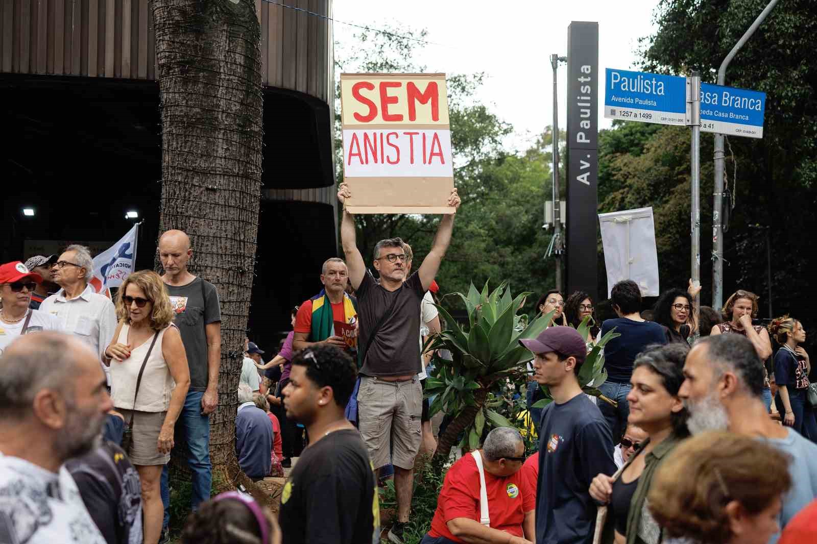 brezilyada binlerce kisi bolsonaro icin ceza indirimine karsi sokakta 7
