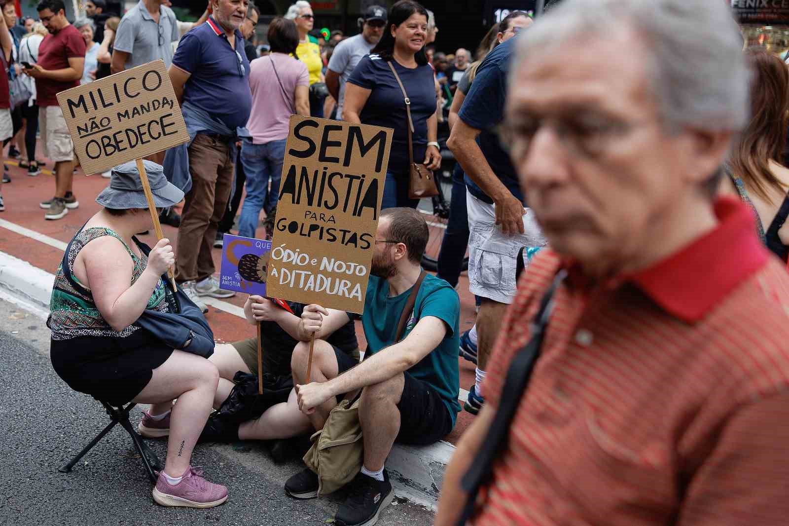brezilyada binlerce kisi bolsonaro icin ceza indirimine karsi sokakta 8 M6CkS3as