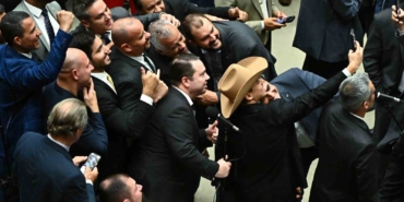 brezilyada-darbe-tesebbusu-sucundan-hapis-yatan-bolsonaronun-ceza-suresini-dusuren-tasari-onaylandi-EpjIH9vV.jpg