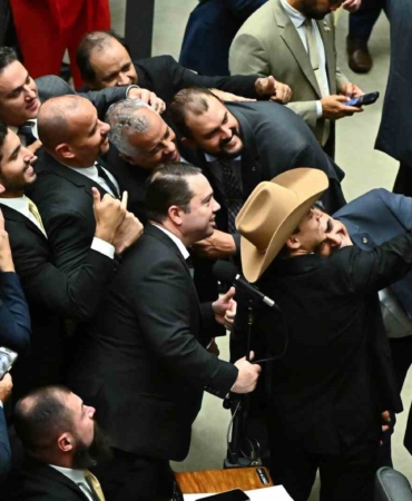 brezilyada-darbe-tesebbusu-sucundan-hapis-yatan-bolsonaronun-ceza-suresini-dusuren-tasari-onaylandi-EpjIH9vV.jpg