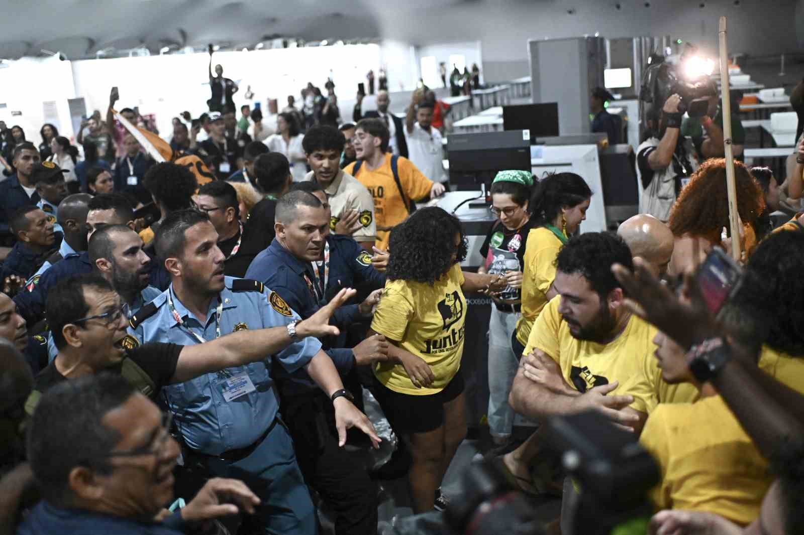 brezilyadaki cop30 zirvesinde yerliler ile guvenlik arasinda catisma 7 RNsmn44C