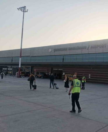 brukselden-gelen-yolcu-ucagi-canakkale-havalimanina-inis-yapti-k2i5fwlR.jpg