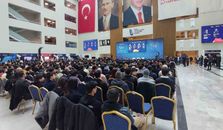 btk-baskani-karagozoglu-btk-akademi-ile-ulkemizin-dort-bir-yanindaki-genclerimizin-hayallerine-kavusmasi-icin-jJDCXjfg.jpg