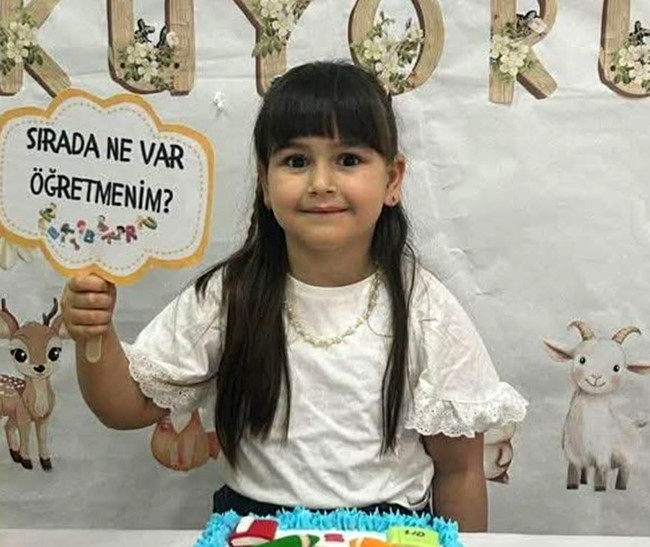 bu aciya yurek dayanmaz babasi 7 yasindaki kizinin tabutunu tasidi 0