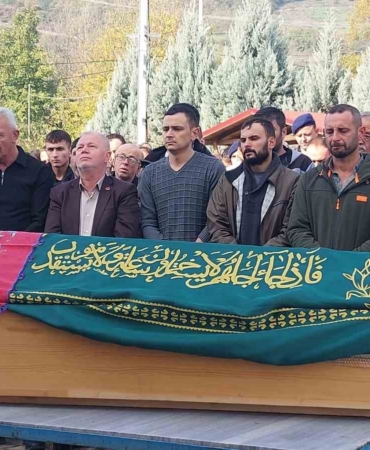 bu-aciya-yurek-dayanmaz-minicik-beden-kocaman-tabut-h7WJk6S5.jpg
