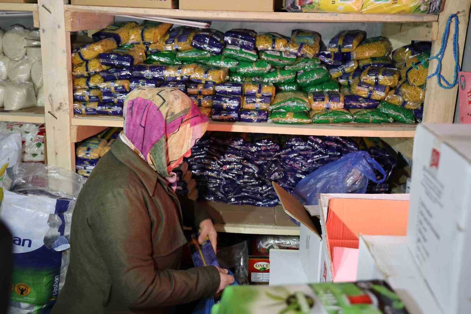 bu bakkalda parayla degil dua ile alisveris yapiliyor 3 QjtrAWUp
