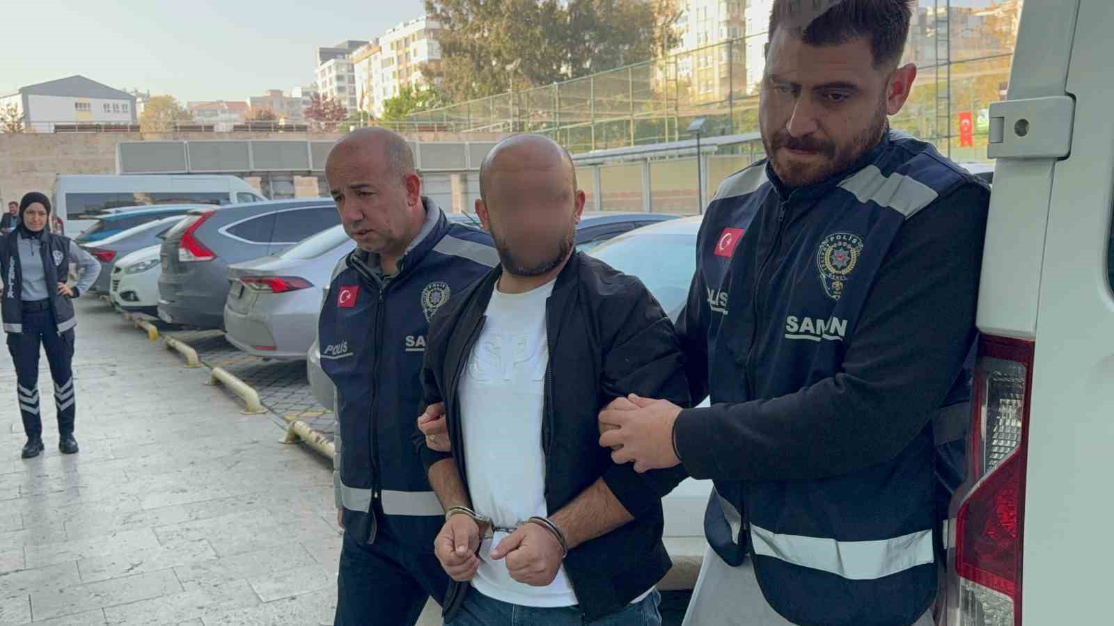 bu bankta ben oturacagim diye polis okulu ogrencilerini darp eden zabita tutuklandi 2 SF64uVvh