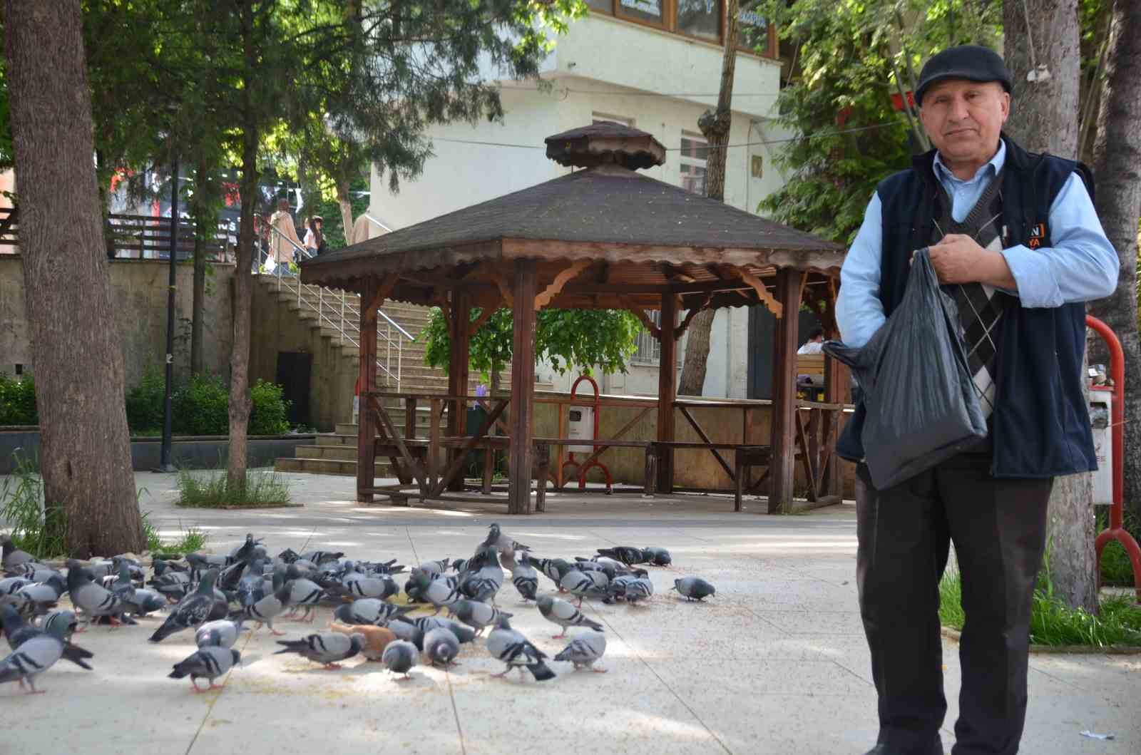 bu bayramda esini dostunu birakti besledigi kuslara kostu 0 JIjYmavr