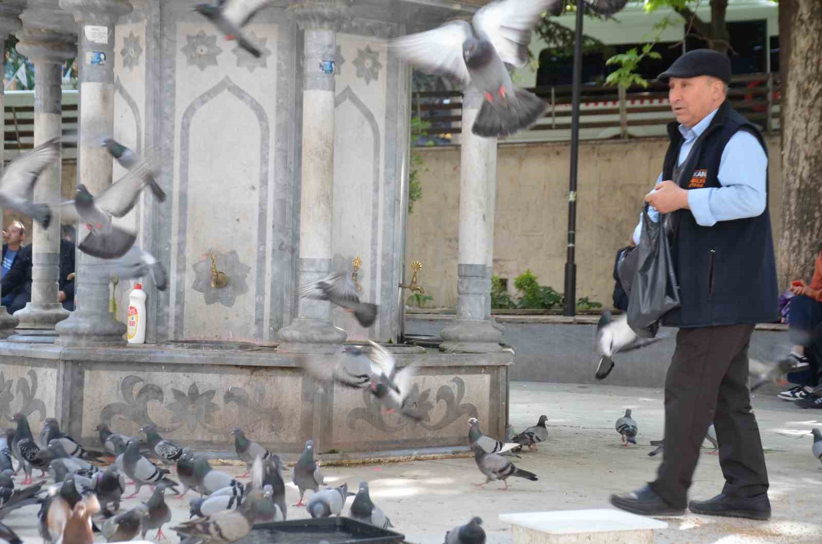 bu bayramda esini dostunu birakti besledigi kuslara kostu 1 JPlUeYnQ