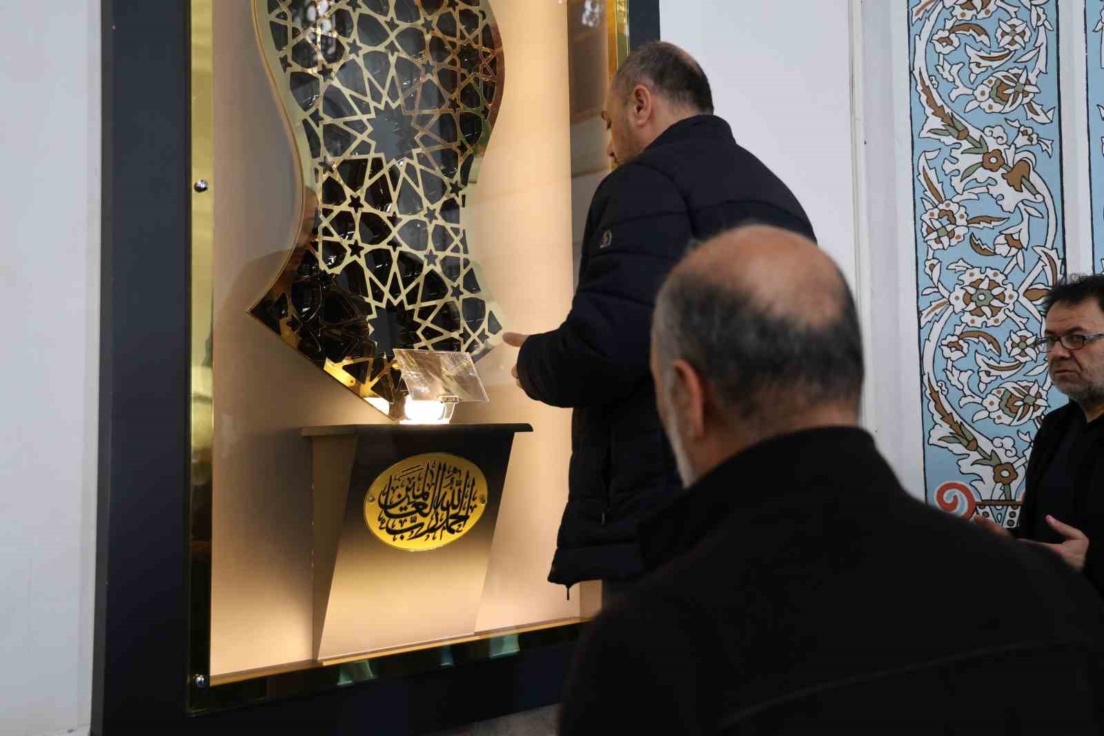 Bu camide Peygamber Efendimiz ’in Sakal-ı Şerifi her gün ziyarete açık 7 bu camide peygamber efendimiz in sakal i serifi her gun ziyarete acik 3
