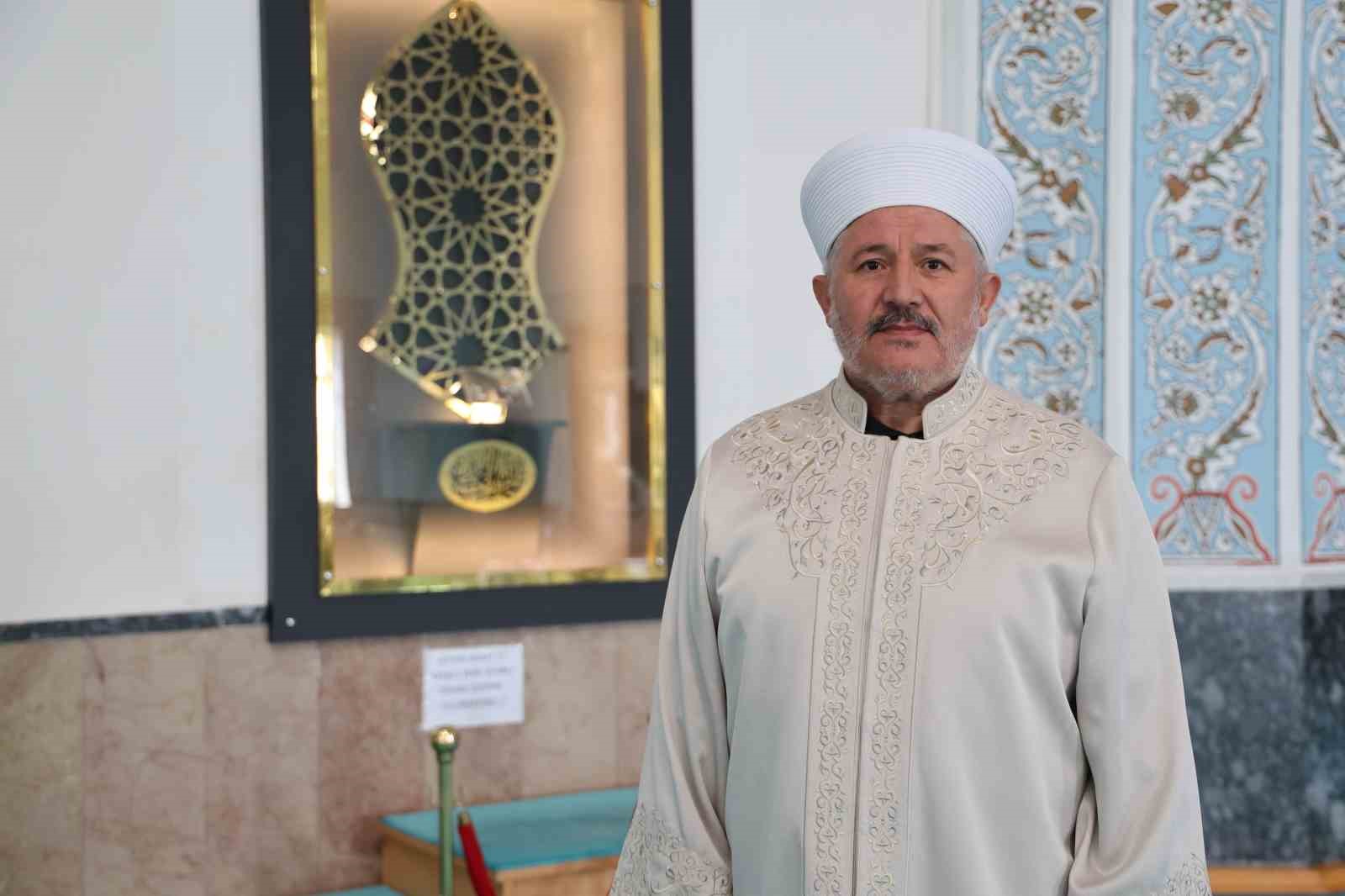 Bu camide Peygamber Efendimiz ’in Sakal-ı Şerifi her gün ziyarete açık 8 bu camide peygamber efendimiz in sakal i serifi her gun ziyarete acik 4 JruMfc8c