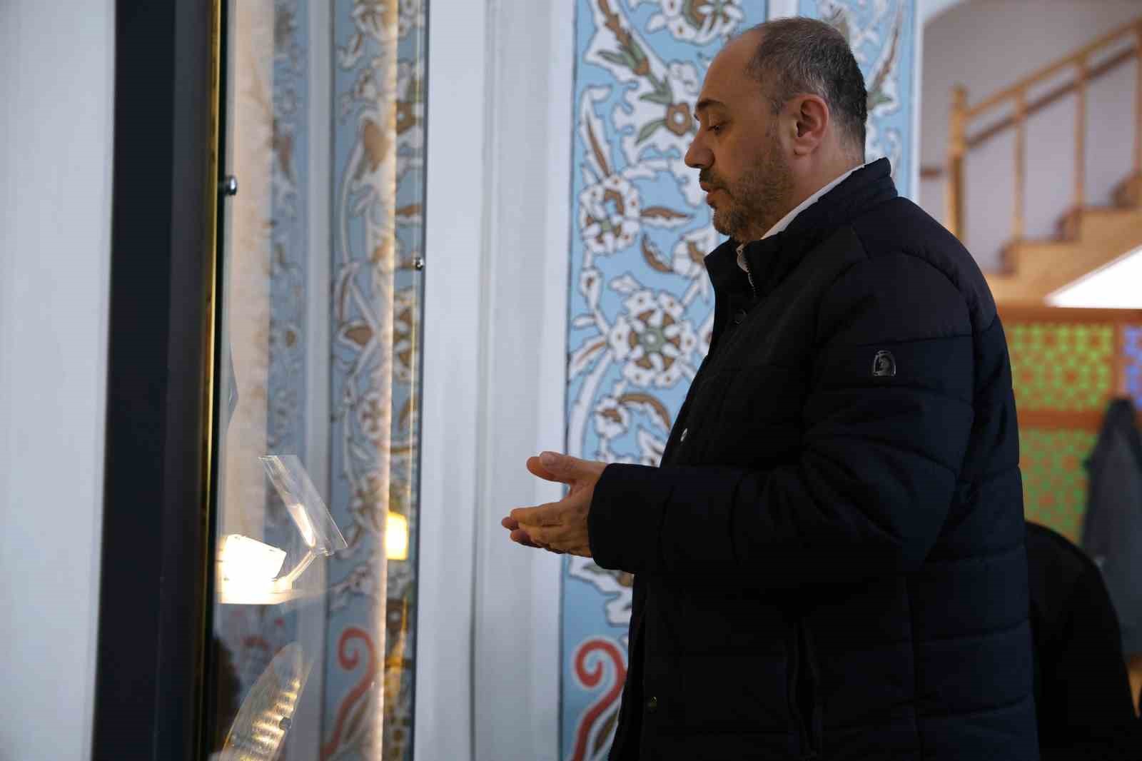 Bu camide Peygamber Efendimiz ’in Sakal-ı Şerifi her gün ziyarete açık 9 bu camide peygamber efendimiz in sakal i serifi her gun ziyarete acik 5